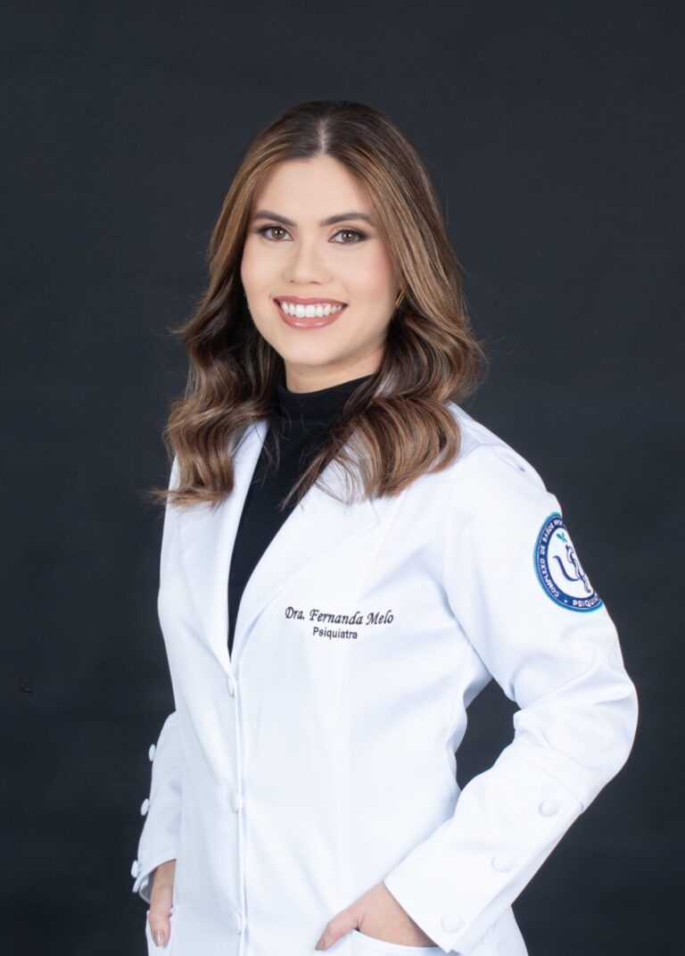 Dra. Fernanda Melo de jaleco, médica psiquiatra em Natal, CRM/RN 9774